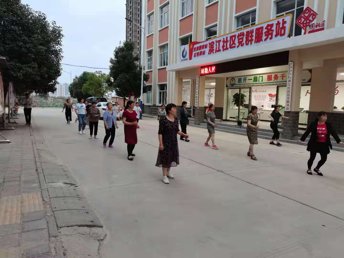 广场舞3.jpg