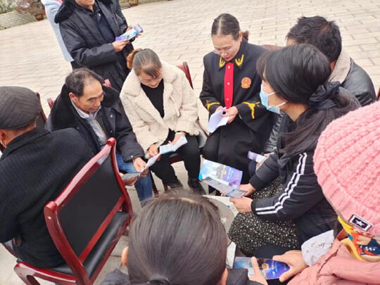 沾益龙华：巡回法庭进社区 以案普法入民心3.jpg