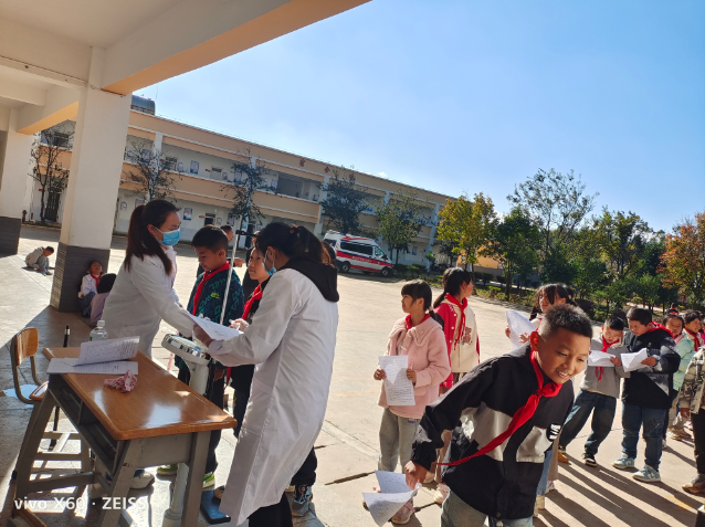 沾益区龙华街道开展辖区小学生健康体检工作1.png
