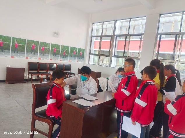 沾益区龙华街道开展辖区小学生健康体检工作2.png